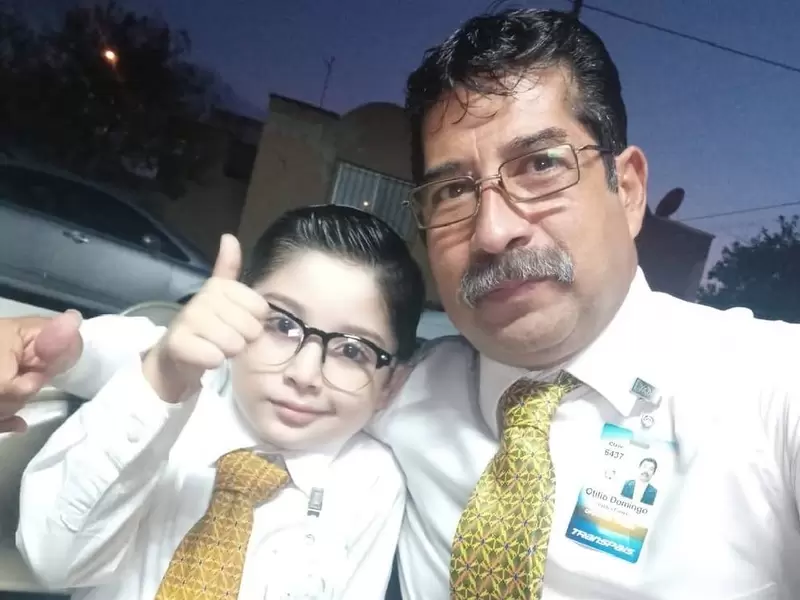 Niño se disfraza de su abuelo Niño se disfraza de su abuelo
