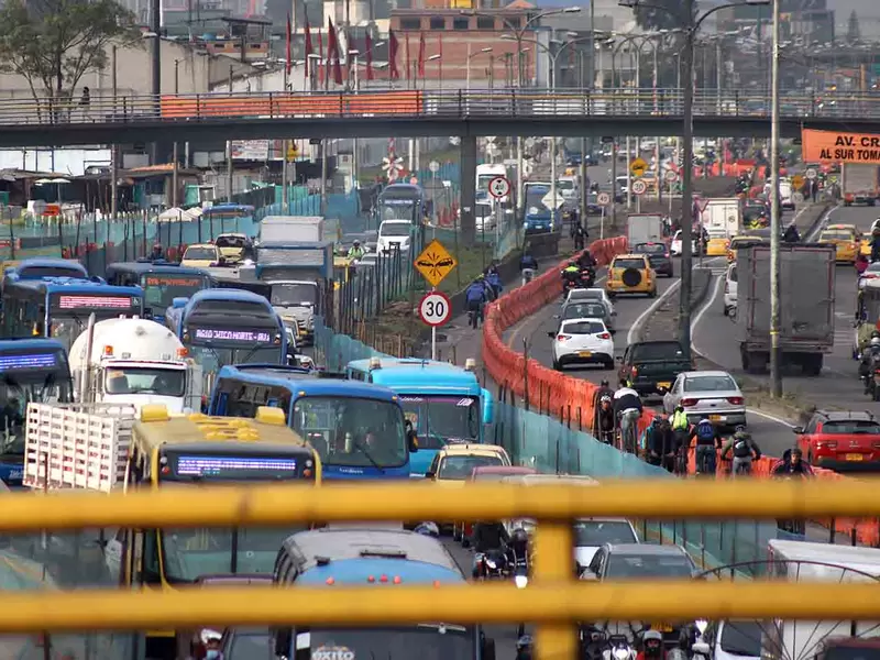 Trancones en Bogotá- Obra del puente de la Avenida 68 desata caos vehicular