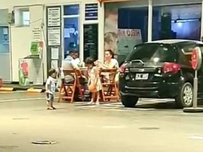 Trabajador que tenía turno el 24, fue sorprendido por su familia con una cena callejera
