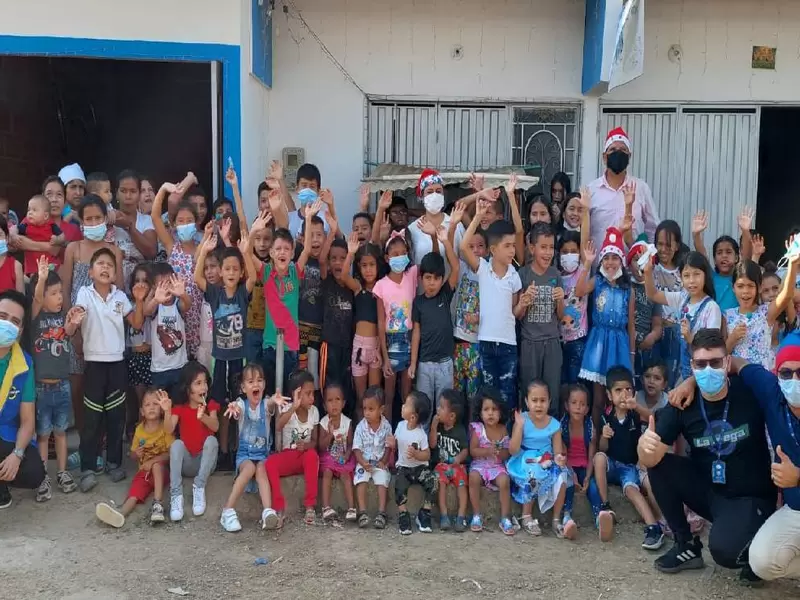 Niños recibieron regalos