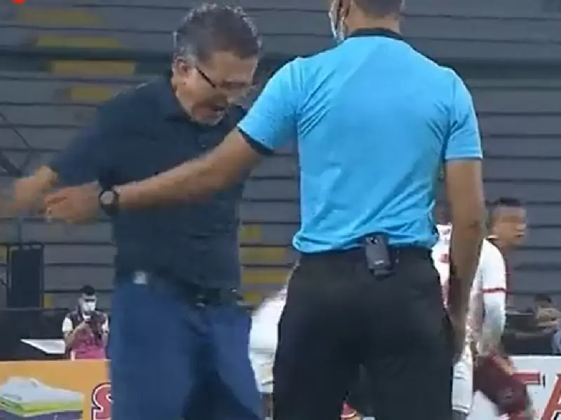 Manotazo de Osorio al árbitro Vs Tolima