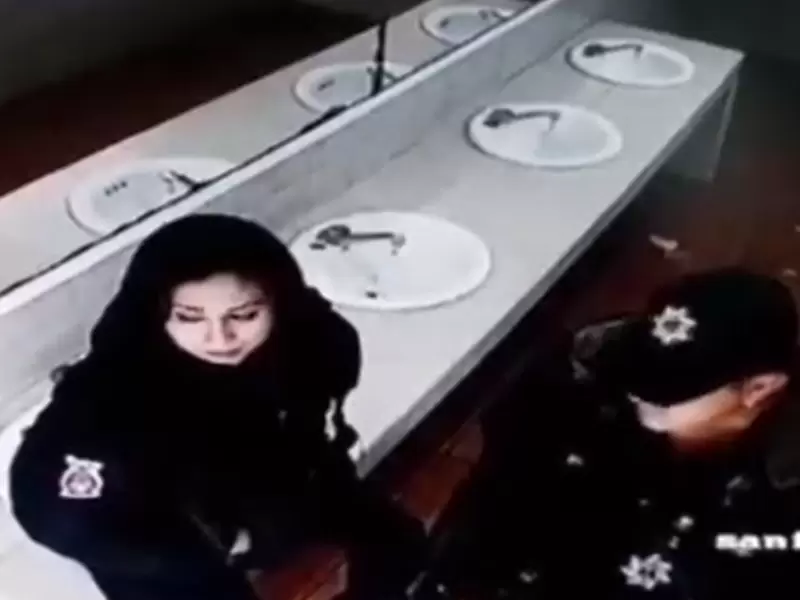 Pareja de policias rompe lavabo