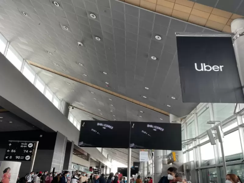 Publicidad de Uber en aeropuerto El Dorado
