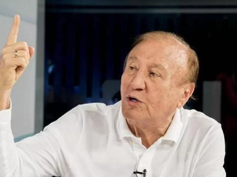 Personas cercanas al precandidato presidencial aseguran que la decisión obedece a una persecución política.