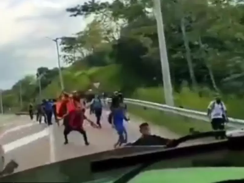 Camionero por poco atropella cerca de 20 jóvenes barristas por miedo a ser atracado Camionero por poco atropella cerca de 20 jóvenes barristas por miedo a ser atracado