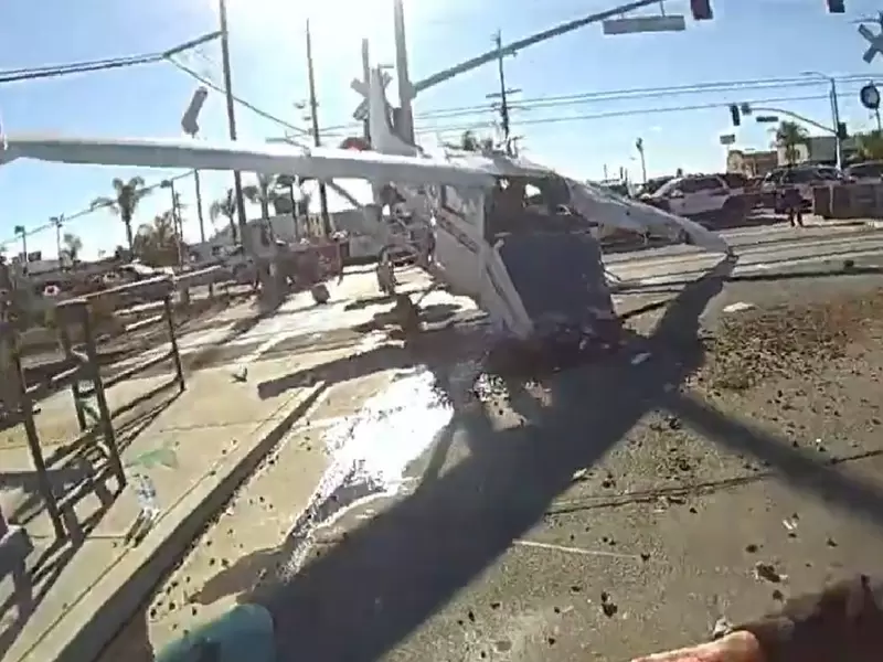 Tren atropella una avioneta que se había estrellado Tren atropella una avioneta que se había estrellado