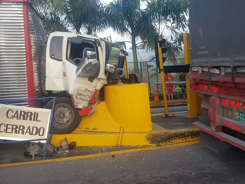 La movilidad estuvo restringida durante varios minutos por la forma como quedó el vehículo.