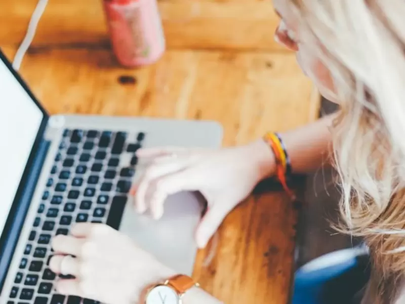 Una joven consulta sus redes sociales de Internet
