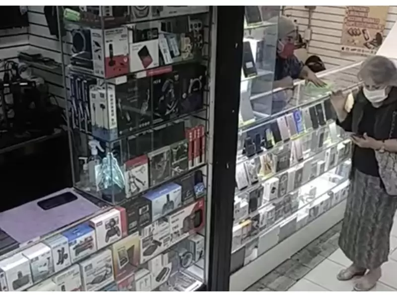 Mujer reparando el celular porque sus hijos no contestan