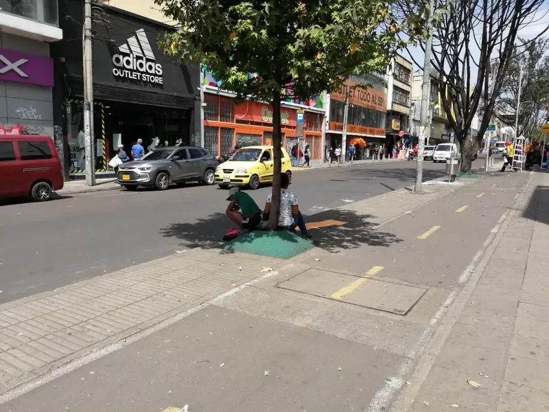 Mujer pidiendo limosna en centro de Bogotá