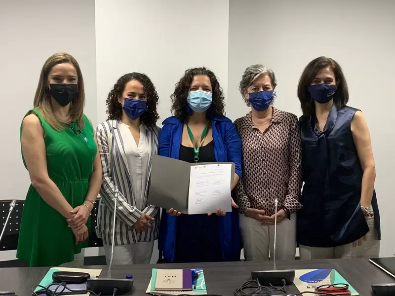Secretarias del municipio de Querétaro (México) con la organizadora del 'Hay Festival'