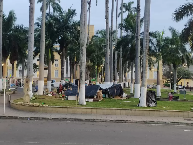 Al menos 40 miembros de la comunidad Yukpa permanecen asentados en un parque de Bucaramanga