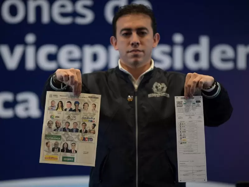 Registrador Nacional, Alexander Vega, durante el sorteo del tarjetón presidencial