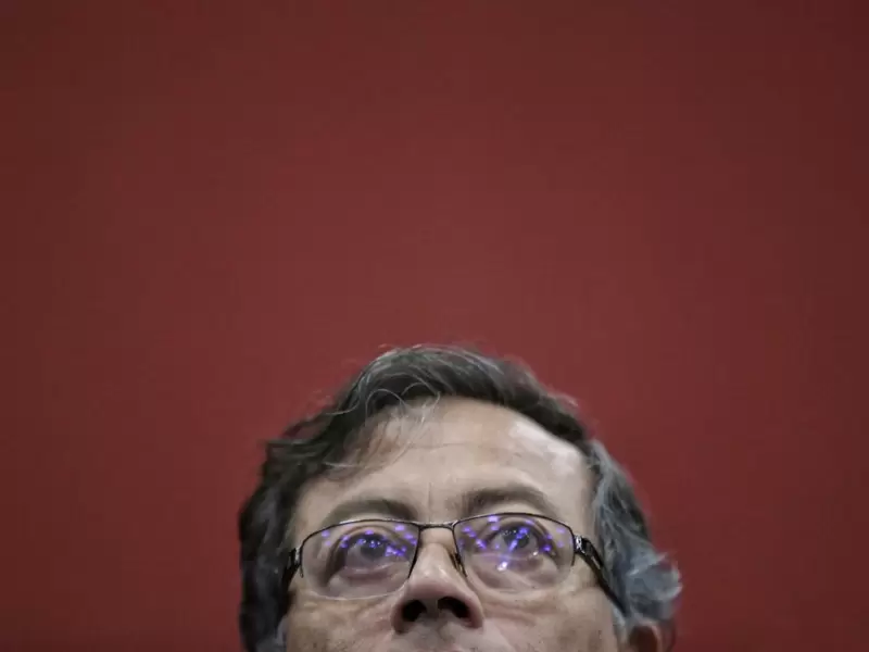 Petro pelea con uribista por pensiones: Qué tal esta joya Petro pelea con uribista por pensiones: Qué tal esta joya