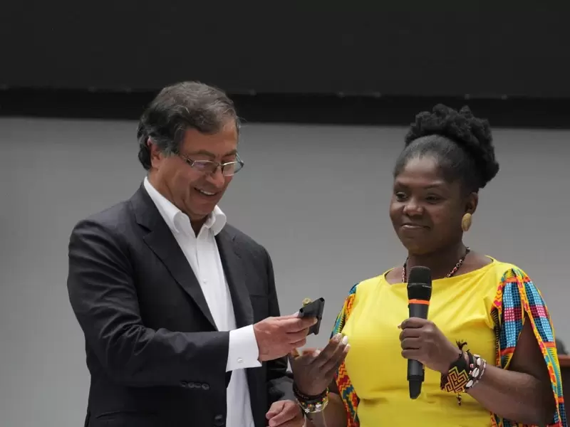Gustavo Petro y Francia Márquez en la Registraduría