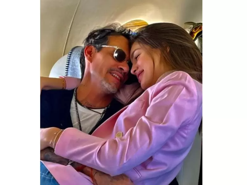 Marc Anthony y Nadia Ferreira demuestran su amor en avión privado