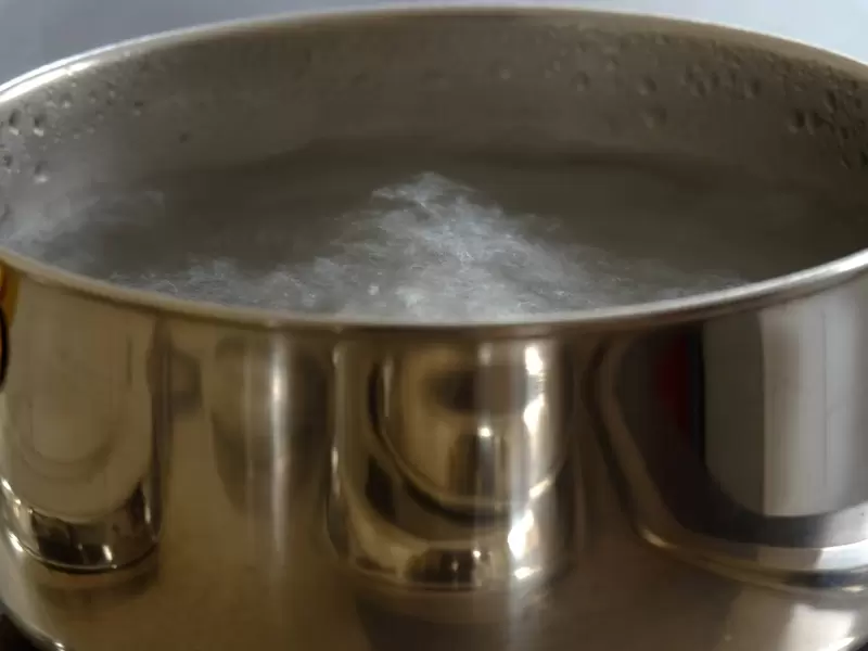 Hombre le regó una olla de sopa hirviendo a su esposa por botar una cuchara