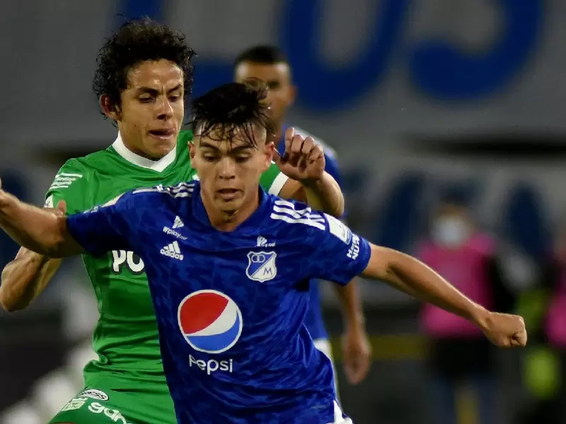 Daniel Ruiz y Daniel Mantilla en en duelo entre Millonarios y Nacional por Liga Betplay.