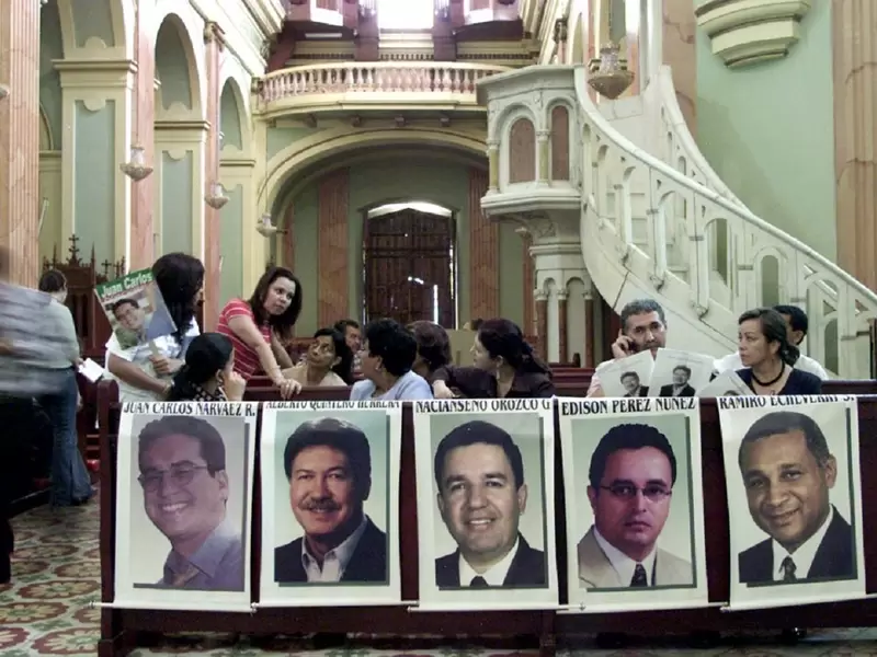 En 2003 ocuparon una iglesia en Cali, exigiendo su liberación.