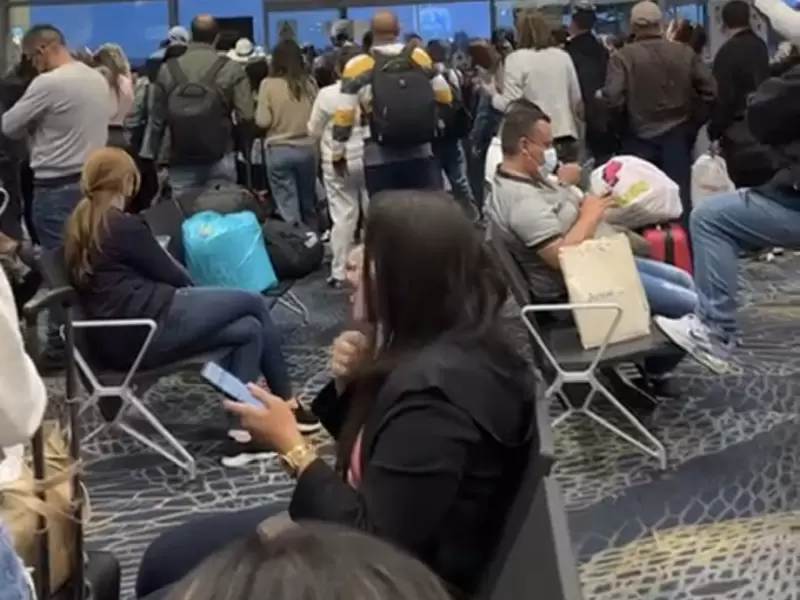Pasajeros protestan por demoras en el vuelo