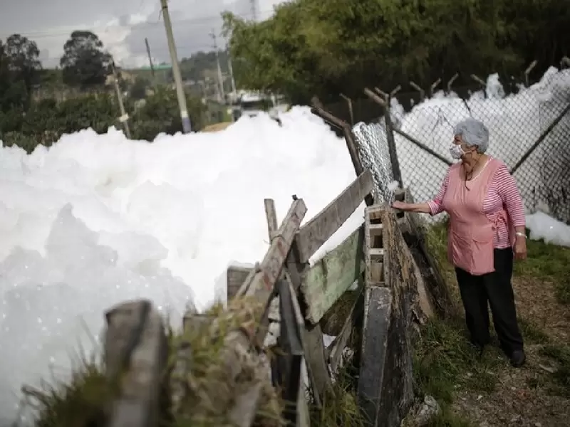 Señora entre la espuma