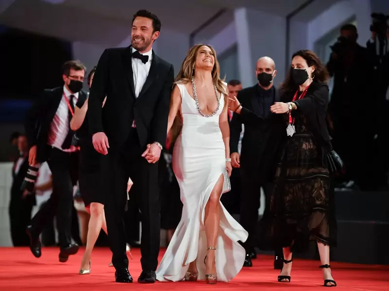 Jennifer Lopez y Ben Affleck desfilan en la alfombra roja de Marry Me.