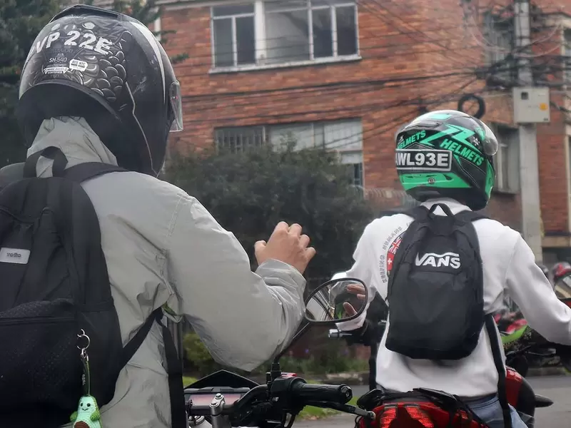Motociclistas deben llevar la placa en el casco que sea clara