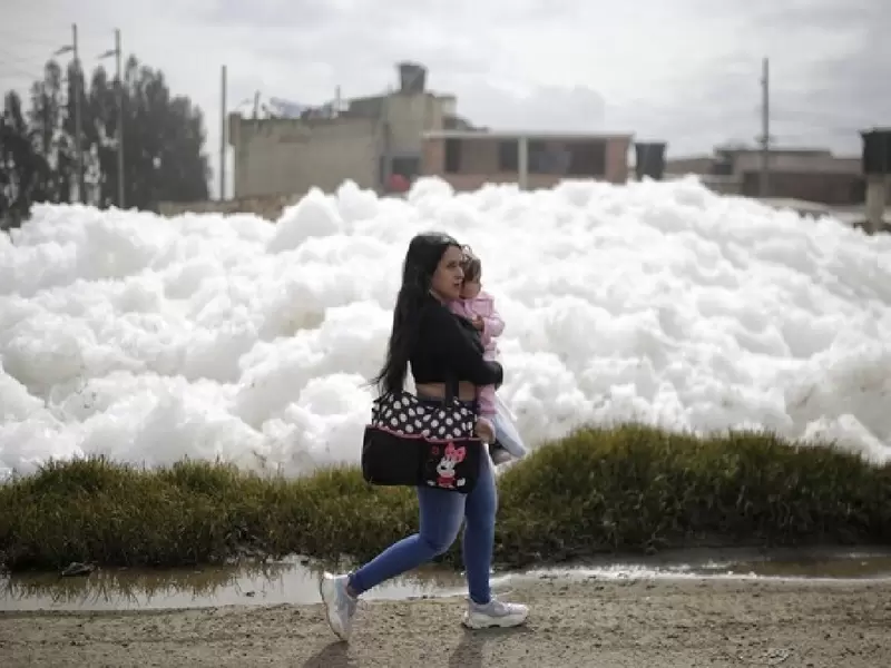 Mujer caminando al lado de espuma