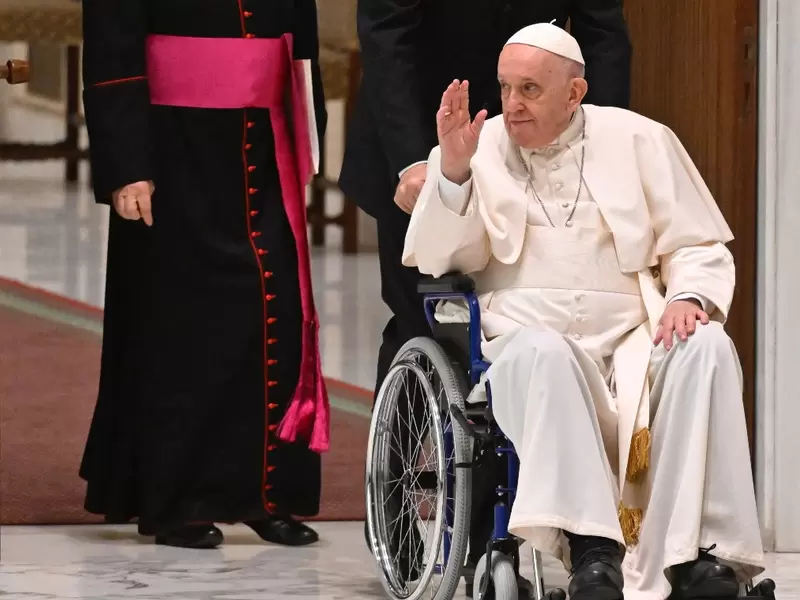 Papa Francisco en silla de ruedas
