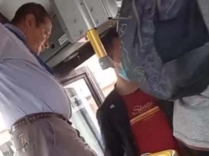 Conductor de SITP tuvo agarrón con pasajeros, bajó del bus y usuario tomó el volante