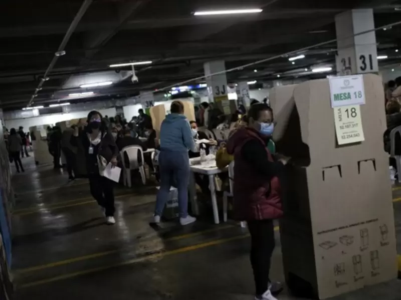 Puestos de votación en centro comercial Hayuelos