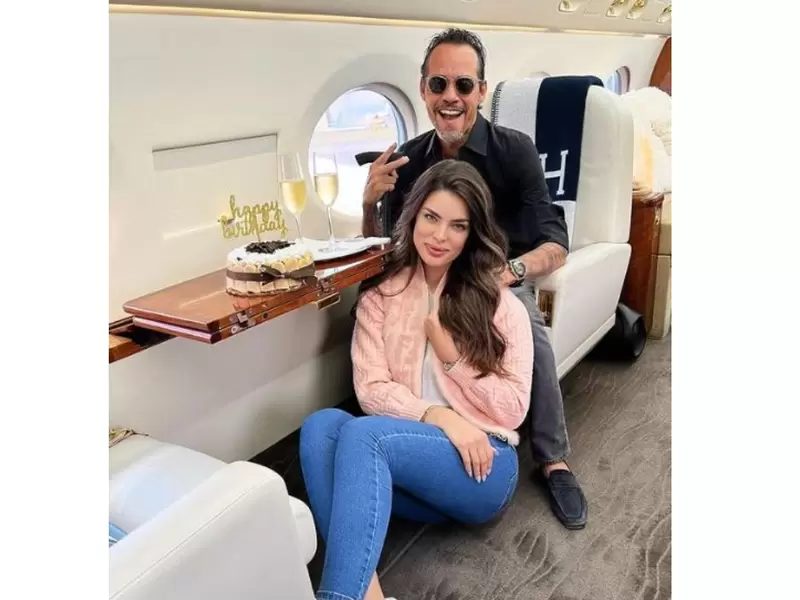 Marc Anthony y Nadia Ferreira en el avión privado del artista