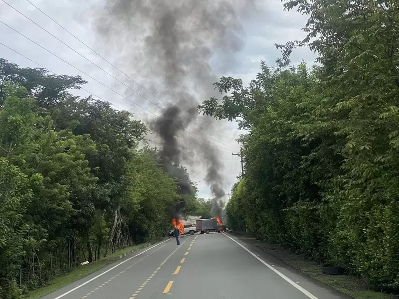 Vehículos quemados en medio del paro del Clan del Golfo en Antioquia.
