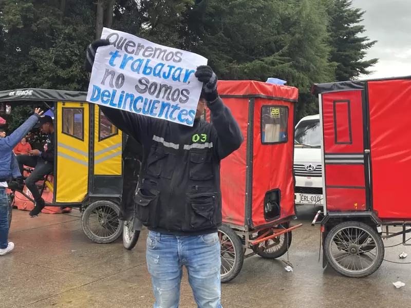 'Nos caen como si fuéramos delincuentes': Bicitaxistas que protestaron en Suba