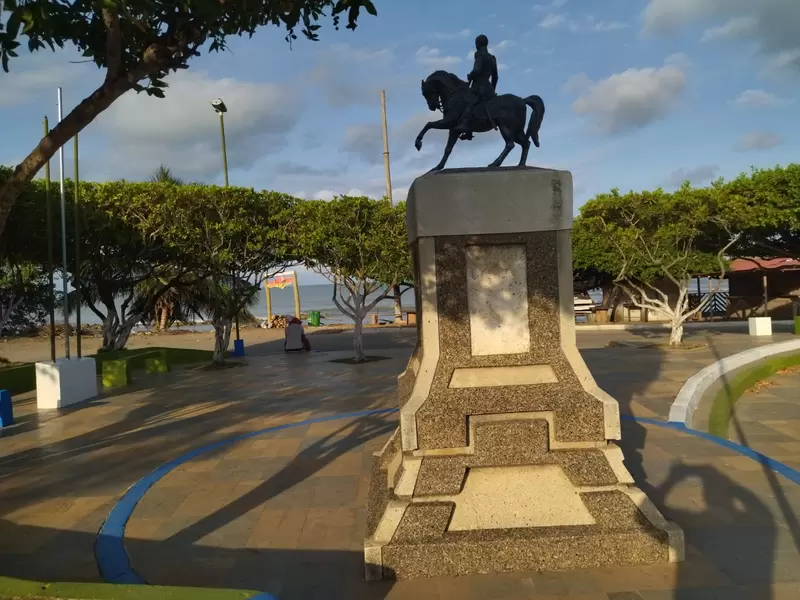 Pequeña estatua de Simón Bolívar en Puerto Escondido