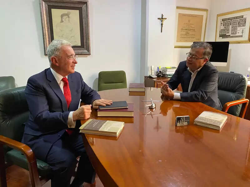 Reunión Uribe y Petro
