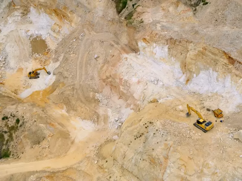 Vista aérea aérea de una cantera de grava, arena y piedra. Referencial.
