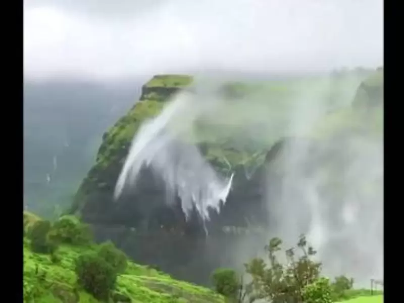 Cascada en Santander donde el agua va hacía arriba y se pierde entre las nubes Cascada en Santander donde el agua va hacía arriba y se pierde entre las nubes