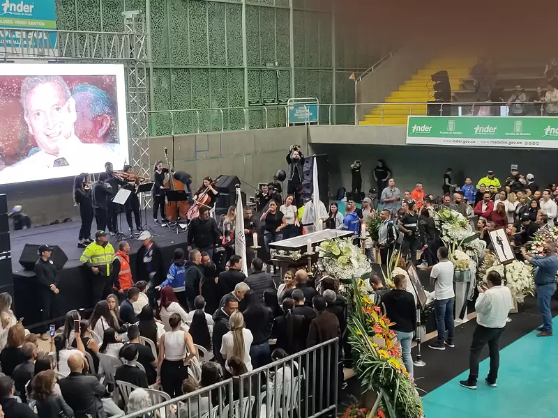En cámara ardiente despiden a Darío Gómez en Medellín