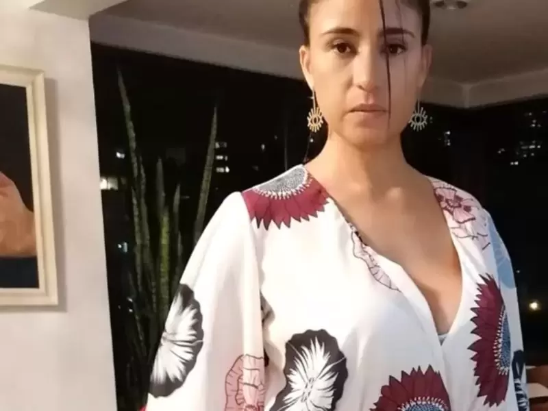 mujer furiosa por vestido