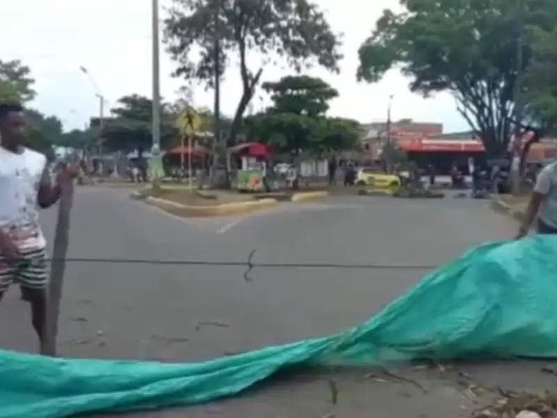 Capturan ciudadanos por obstruir una vía y agredir a un funcionario