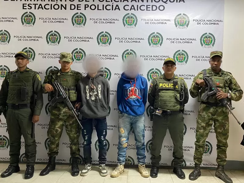 Los capturados deberán responder por el delito de hurto agravado.