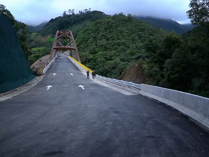 Puente sobre ek rio Bermúdez, parte del par vial entregado el jueves.