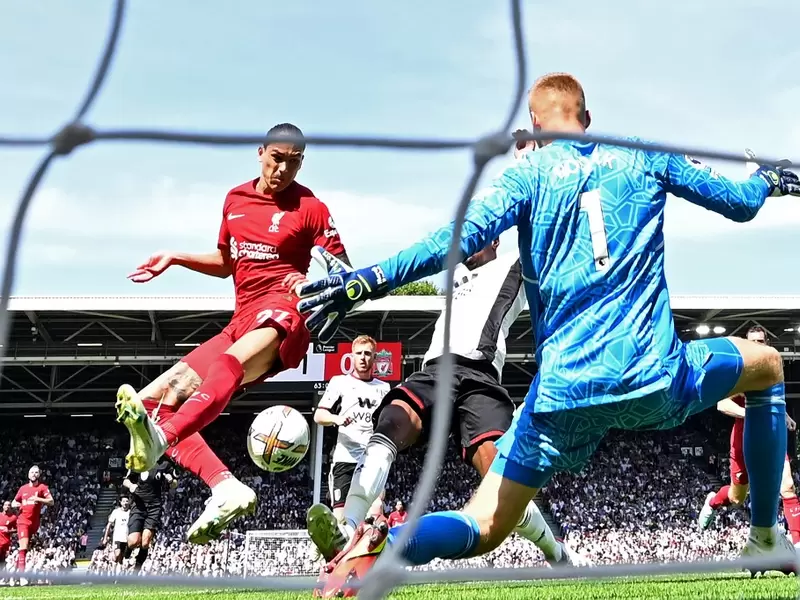 Darwin Núñez marcando su primer gol con Liverpool en la Premier