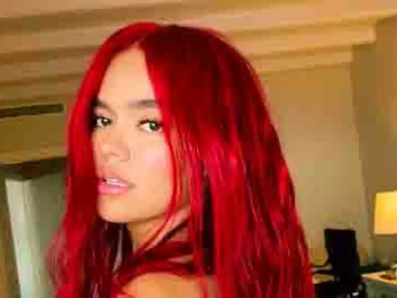 Karol G en cautivador perreo sola Karol G en cautivador perreo sola