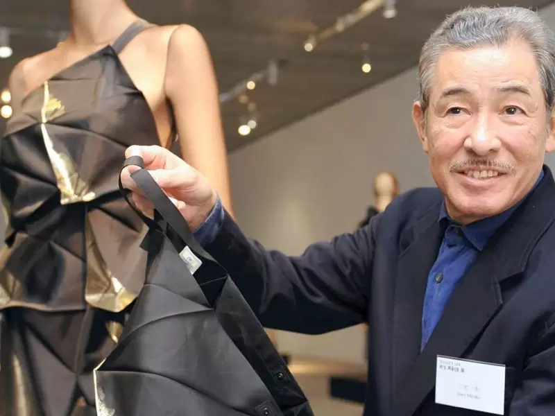 Diseñador japonés Issey Miyake Diseñador japonés Issey Miyake