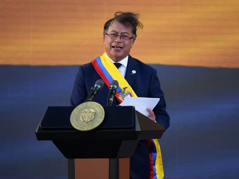 El despeluque de Gustavo Petro en medio de su posesión como presidente El despeluque de Gustavo Petro en medio de su posesión como presidente