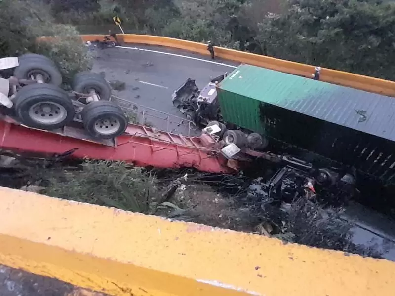 Accidente de tránsito en el Alto de La Línea.