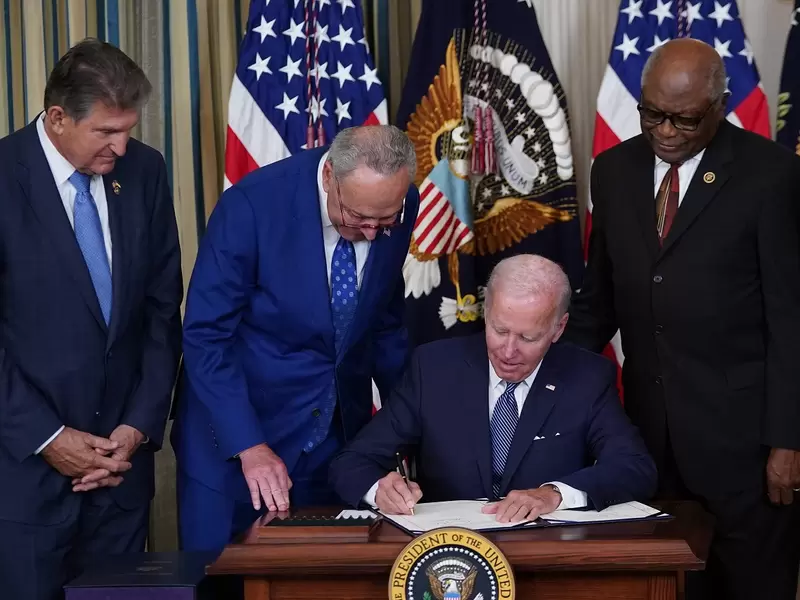 Biden firma ley de inflación