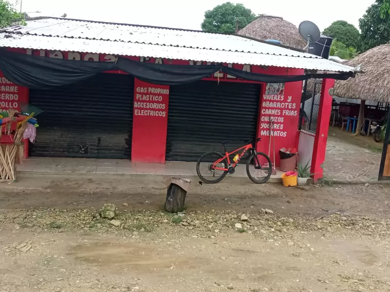 Los tenderos no se arriessgaron a abrir en el día de hoy.